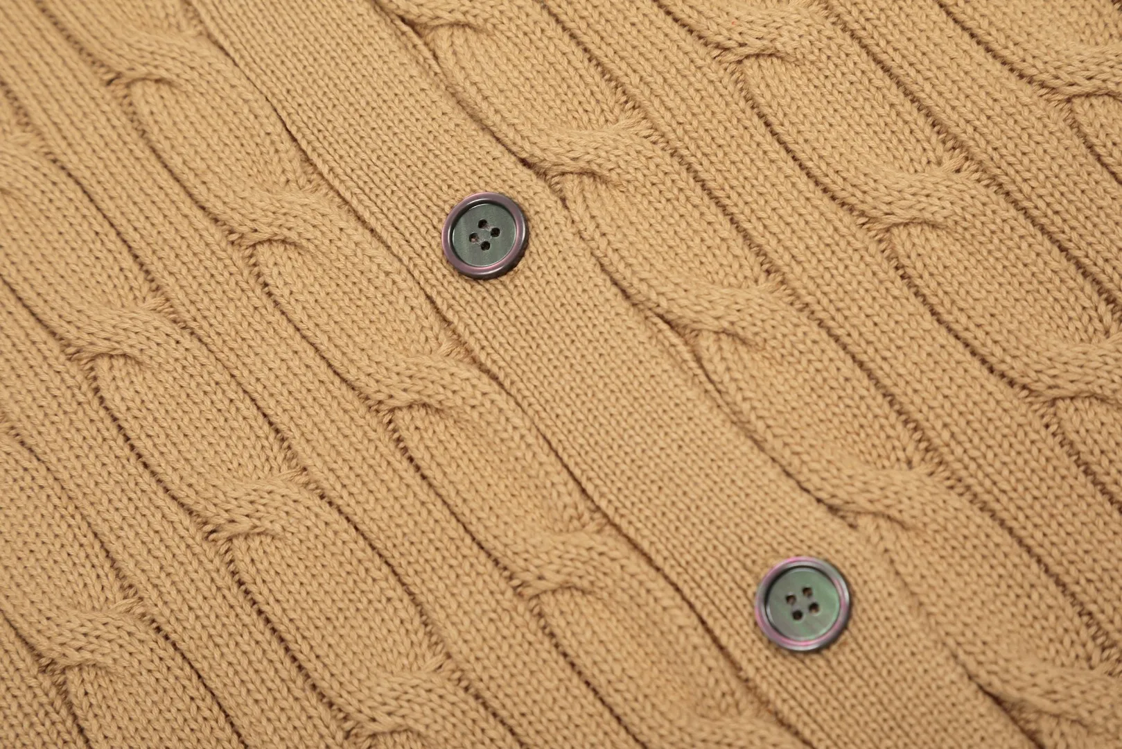 P270 Top quality" Style number: DS822# (not off the shelves all year round) [Ralph Lauren solid color pony embroidered logo lapel twist knitted cardigan] ✅Ralph Lauren Ralph Lauren classic basic versatile lapel knitted cardigan jacket ✅Main supply platform live broadcast Wholesale entity Replacement when out of stock Not off the shelf ✅ZP quality 1:1 version Scan the code to enter the GF website Counter quality ✅Detailed quality is the only one in Guangzhou Imported quality cotton yarn, focusing on high-end, cost-effective, good quality needless to say ✅The version is restored to the original order, the maximum size can be worn up to 160 pounds, loose, comfortable and stress-free ✅The upper body is simple and easy to match, ootd must-have style, good-looking clothes are never picky, a must-have recommendation for couples. Size: S-XL Color: black white gray almond light blue khaki pink burgundy Chinese red navy white label navy red label